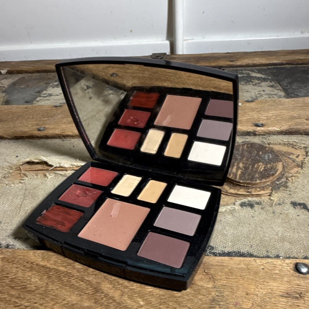 CHANEL Collection Essentielle Makeup Palette Set Eyeshadow Blush Lipstick 0.21oz - Picture 2 of 3